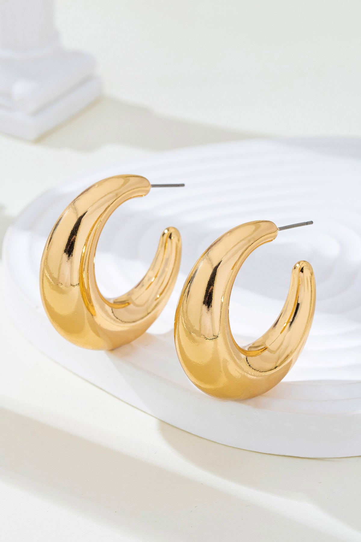 TAPERED GOLD HOOP EARRINGS